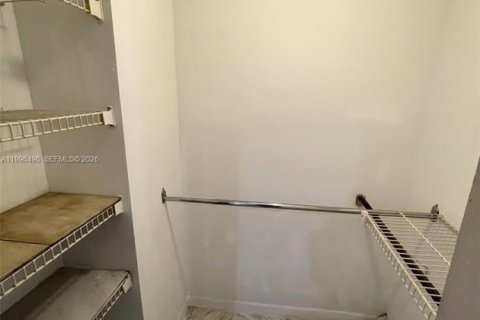 Condominio en alquiler en North Lauderdale, Florida, 1 dormitorio, 77.11 m2 № 2193336 - foto 11