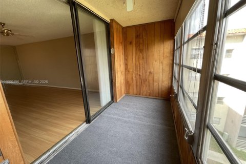 Condominio en alquiler en North Lauderdale, Florida, 1 dormitorio, 77.11 m2 № 2193336 - foto 6