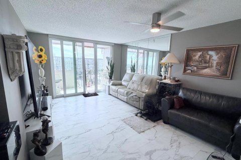 Condominio en venta en Pompano Beach, Florida, 1 dormitorio, 58.53 m2 № 2253459 - foto 5