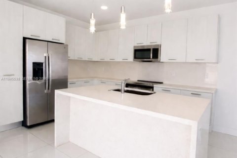 Townhouse in Miami, Florida 4 bedrooms, 209.4 sq.m. № 2052976 - photo 3