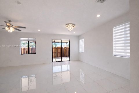 Townhouse in Miami, Florida 4 bedrooms, 209.4 sq.m. № 2052976 - photo 5