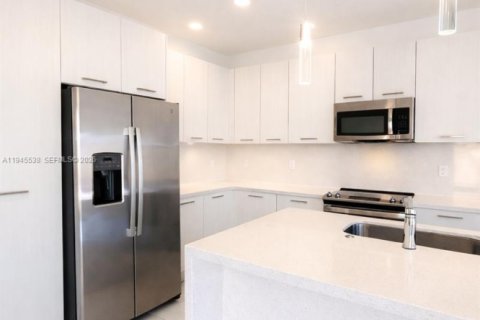 Townhouse in Miami, Florida 4 bedrooms, 209.4 sq.m. № 2052976 - photo 4
