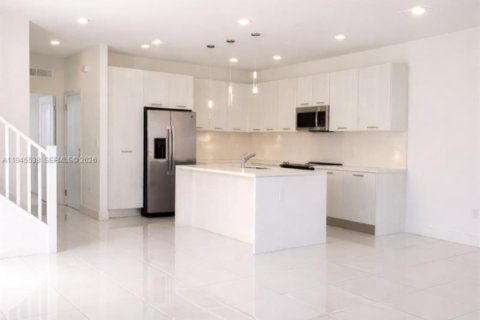 Townhouse in Miami, Florida 4 bedrooms, 209.4 sq.m. № 2052976 - photo 2