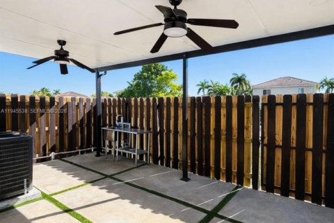 Townhouse in Miami, Florida 4 bedrooms, 209.4 sq.m. № 2052976 - photo 10