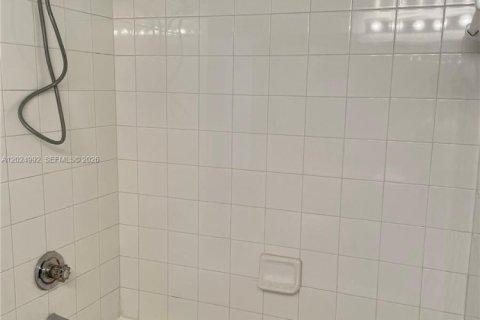 Condominio en alquiler en Pembroke Pines, Florida, 2 dormitorios, 92.9 m2 № 2077570 - foto 11