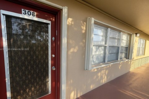 Кондоминиум с 1 спальней в Пемброк-Пайнс, Флорида № 1978890