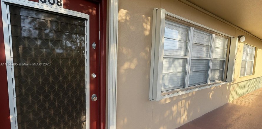 Кондоминиум с 1 спальней в Пемброк-Пайнс, Флорида № 1978890