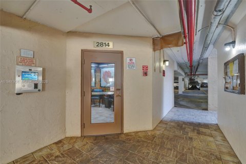 Condominio en alquiler en Hollywood, Florida, 2 dormitorios, 128.48 m2 № 2029610 - foto 5