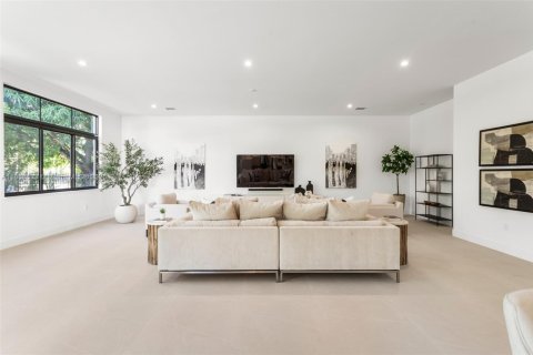 House in Miami, Florida 4 bedrooms, 384.89 sq.m. № 1941477 - photo 14