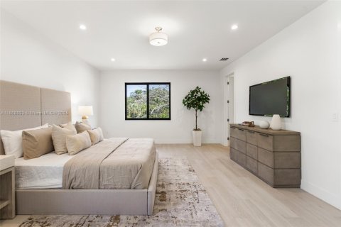 House in Miami, Florida 4 bedrooms, 384.89 sq.m. № 1941477 - photo 30
