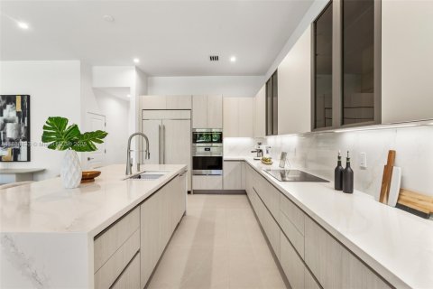 House in Miami, Florida 4 bedrooms, 384.89 sq.m. № 1941477 - photo 21