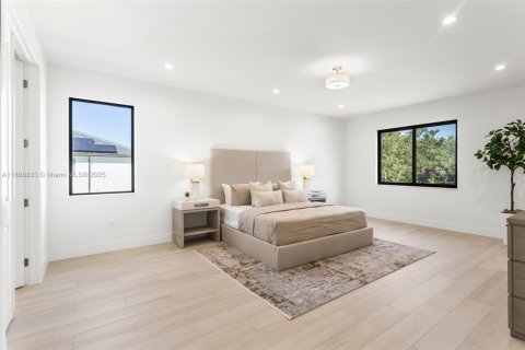 House in Miami, Florida 4 bedrooms, 384.89 sq.m. № 1941477 - photo 29