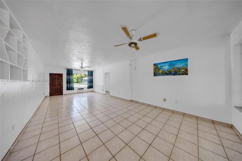 House in Biscayne Park, Florida 2 bedrooms, 127 sq.m. № 1781773 - photo 7
