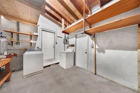 House in Biscayne Park, Florida 2 bedrooms, 127 sq.m. № 1781773 - photo 25