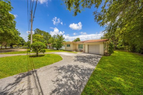 House in Biscayne Park, Florida 2 bedrooms, 127 sq.m. № 1781773 - photo 2