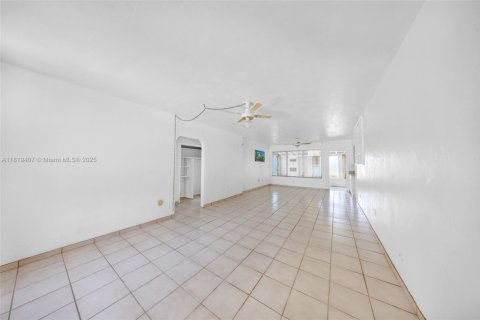 House in Biscayne Park, Florida 2 bedrooms, 127 sq.m. № 1781773 - photo 3