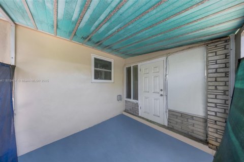 House in Biscayne Park, Florida 2 bedrooms, 127 sq.m. № 1781773 - photo 28