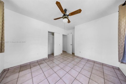 House in Biscayne Park, Florida 2 bedrooms, 127 sq.m. № 1781773 - photo 17