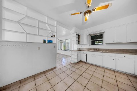 House in Biscayne Park, Florida 2 bedrooms, 127 sq.m. № 1781773 - photo 12