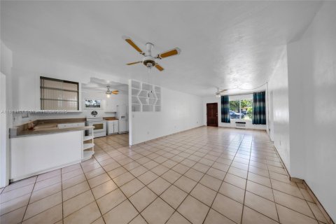 House in Biscayne Park, Florida 2 bedrooms, 127 sq.m. № 1781773 - photo 8