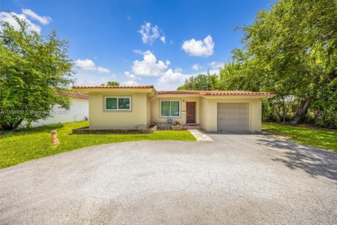 House in Biscayne Park, Florida 2 bedrooms, 127 sq.m. № 1781773 - photo 1