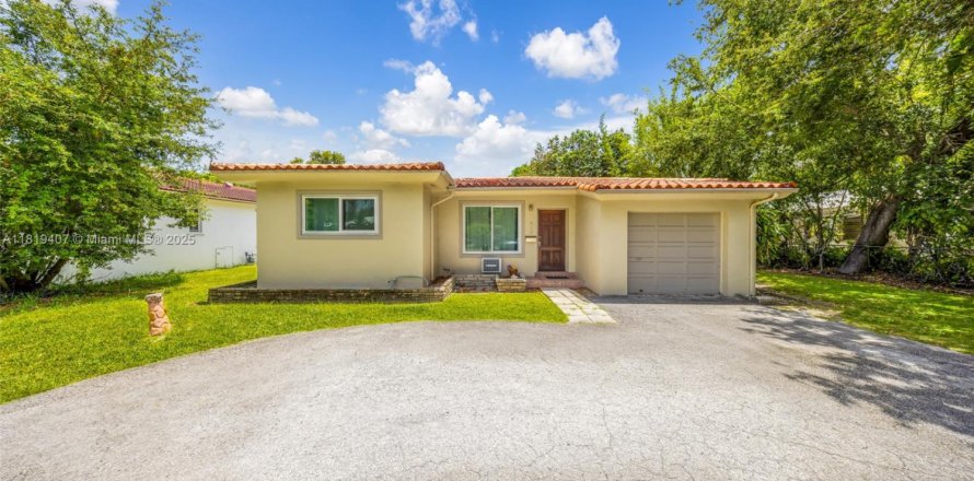 House in Biscayne Park, Florida 2 bedrooms, 127 sq.m. № 1781773