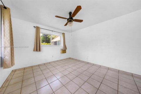 House in Biscayne Park, Florida 2 bedrooms, 127 sq.m. № 1781773 - photo 21