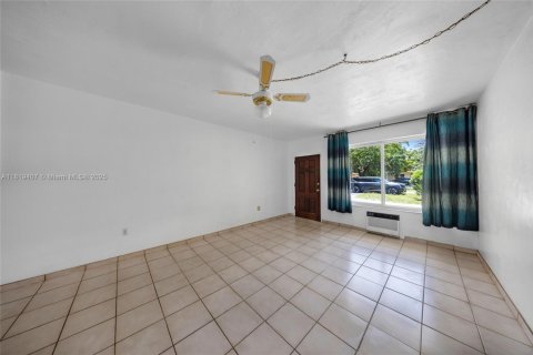 House in Biscayne Park, Florida 2 bedrooms, 127 sq.m. № 1781773 - photo 6