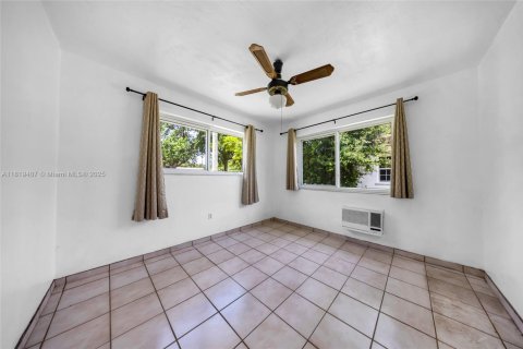 House in Biscayne Park, Florida 2 bedrooms, 127 sq.m. № 1781773 - photo 16