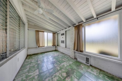 House in Biscayne Park, Florida 2 bedrooms, 127 sq.m. № 1781773 - photo 13