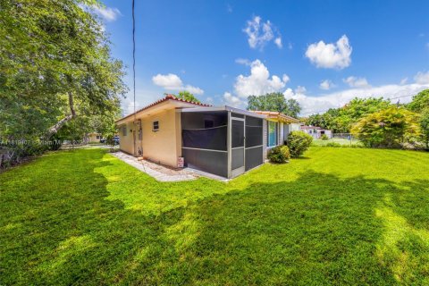 House in Biscayne Park, Florida 2 bedrooms, 127 sq.m. № 1781773 - photo 27