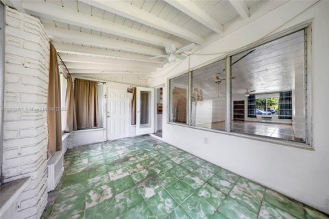 House in Biscayne Park, Florida 2 bedrooms, 127 sq.m. № 1781773 - photo 14