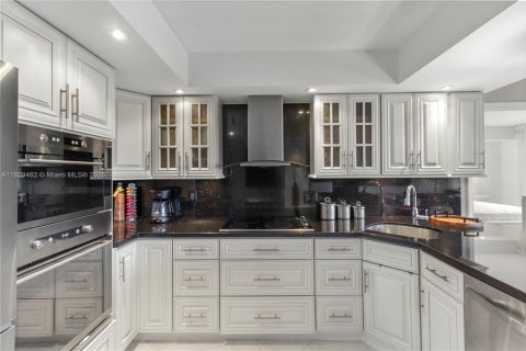 Condo in Hallandale Beach, Florida, 2 bedrooms  № 2019261 - photo 14