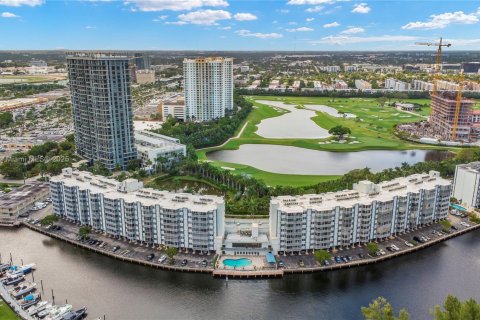 Condo in Hallandale Beach, Florida, 2 bedrooms  № 2019261 - photo 29