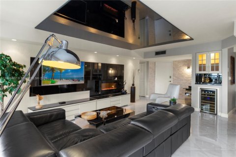 Condo in Hallandale Beach, Florida, 2 bedrooms  № 2019261 - photo 18