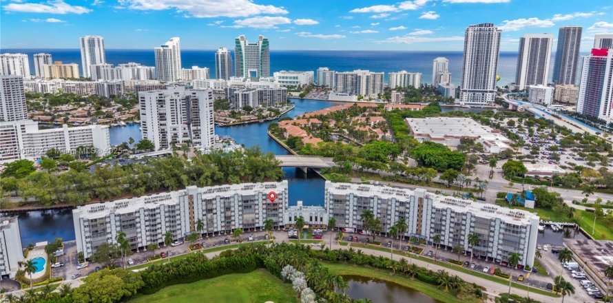 Condo in Hallandale Beach, Florida, 2 bedrooms  № 2019261