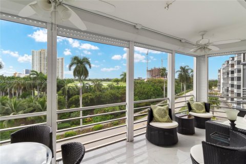 Condo in Hallandale Beach, Florida, 2 bedrooms  № 2019261 - photo 21