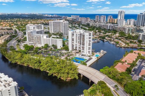 Condo in Hallandale Beach, Florida, 2 bedrooms  № 2019261 - photo 2