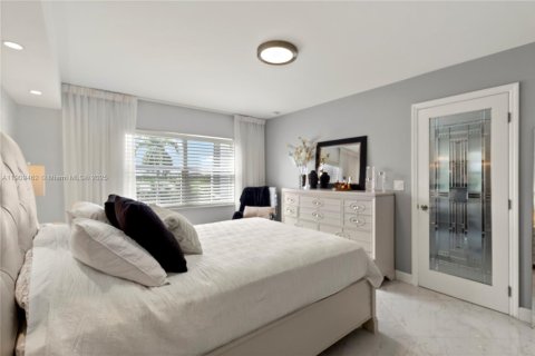 Condo in Hallandale Beach, Florida, 2 bedrooms  № 2019261 - photo 5