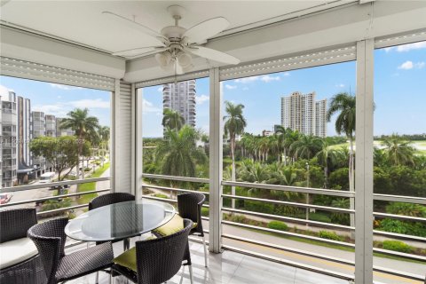 Condo in Hallandale Beach, Florida, 2 bedrooms  № 2019261 - photo 22