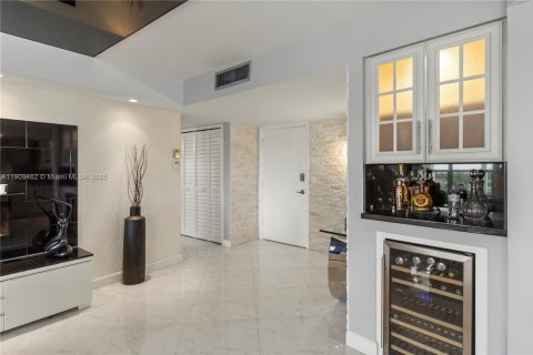 Condo in Hallandale Beach, Florida, 2 bedrooms  № 2019261 - photo 20