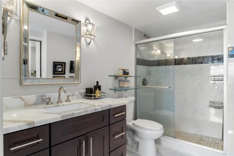 Condo in Hallandale Beach, Florida, 2 bedrooms  № 2019261 - photo 6