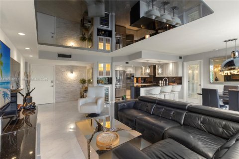 Condo in Hallandale Beach, Florida, 2 bedrooms  № 2019261 - photo 19