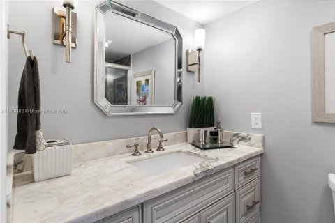 Condo in Hallandale Beach, Florida, 2 bedrooms  № 2019261 - photo 9