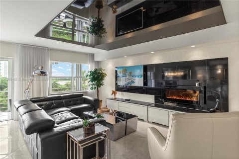 Condo in Hallandale Beach, Florida, 2 bedrooms  № 2019261 - photo 16