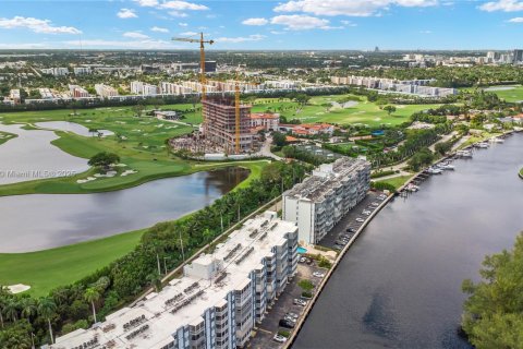 Condo in Hallandale Beach, Florida, 2 bedrooms  № 2019261 - photo 30