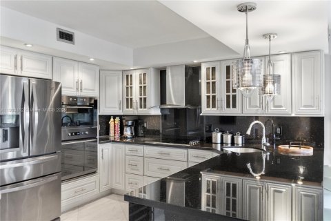 Condo in Hallandale Beach, Florida, 2 bedrooms  № 2019261 - photo 10