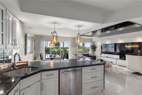 Condo in Hallandale Beach, Florida, 2 bedrooms  № 2019261 - photo 13