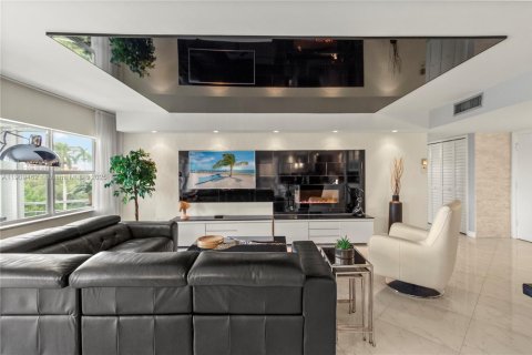 Condo in Hallandale Beach, Florida, 2 bedrooms  № 2019261 - photo 17