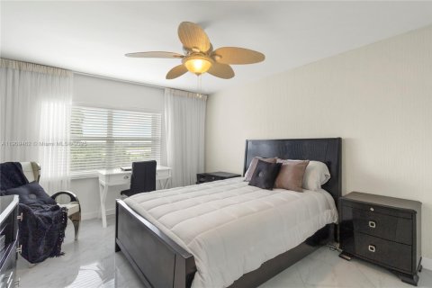 Condo in Hallandale Beach, Florida, 2 bedrooms  № 2019261 - photo 7